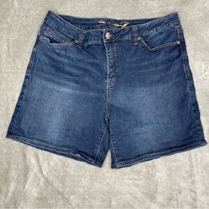 Seven7 Women's Size 16 Dark Wash Denim Jean Shorts Classic Five-Pocket Style